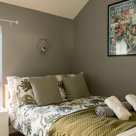 Vibrant City Centre Townhouse With Free Parking Rare Outdoor Patio Μπέλφαστ Εξωτερικό φωτογραφία